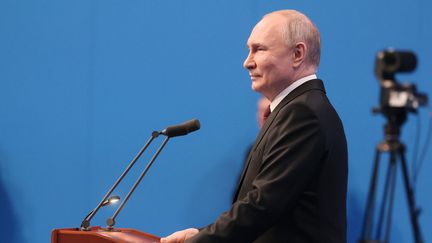 Le président russe, Vladimir Poutine, lors d'une conférence de presse à son QG de campagne, à Moscou, le 18 mars 2024. (MIKHAIL METZEL / SPUTNIK / AFP)