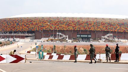 Des soldats camerounais à l'entrée du stade Olembé, à Yaoundé (Cameroun), le 7 janvier 2022.&nbsp; (KENZO TRIBOUILLARD / AFP)