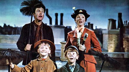 Dick Van Dyke, Julie Andrews, ainsi que Karen Dotrice et Matthew Garber dans "Mary Poppins" (1964) (COVER IMAGES / SIPA)