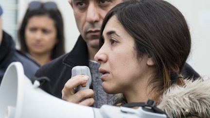 Nadia Murad Basee Taha avec les réfugiés  en Grèce (JOSEPH GALANAKIS / NURPHOTO/AFP)