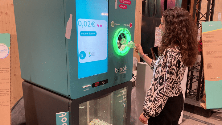 Clara Ciliberti, business developer chez B:bot qui collecte et broie les bouteilles plastiques dans les supermarchés au salon Change Now, à Paris, le 29 mai. (MÉLANIE KUSZELEWICZ - FRANCEINFO)