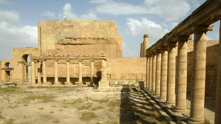 Hatra, l'un des sites irakiens déjà en partie détruits par l'Etat islamique et encore en danger : ici, la cour du palais royal de la ville ancienne, dans une photo de 2003.
 (Philippe DESMAZES / AFP)