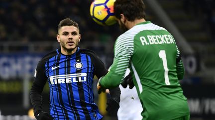 Le gardien brésilien de la Roma Alisson Ramses Becker devance l'attaquant argentin de l'Inter Milan Mauro Icardi  (MIGUEL MEDINA / AFP)