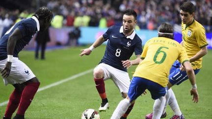 Mathieu Valbuena face à la tenaille brésilienne (JEAN MARIE HERVIO / DPPI MEDIA)