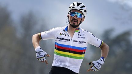 Le Français Julian Alaphilippe arborera avec fierté son maillot arc-en-ciel de champion du monde sur les routes du prochain Tour de France, à partir du samedi 26 juin. (ERIC LALMAND / BELGA MAG)