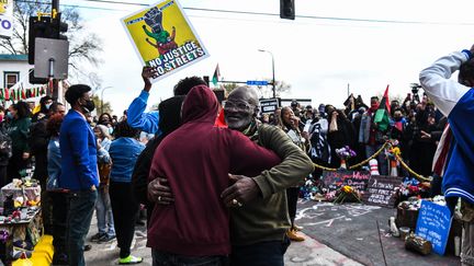 Des manifestants s'embrassent pour célébrer le verdict du procès de Derek Chauvin à Minneapolis. (CHANDAN KHANNA / AFP)