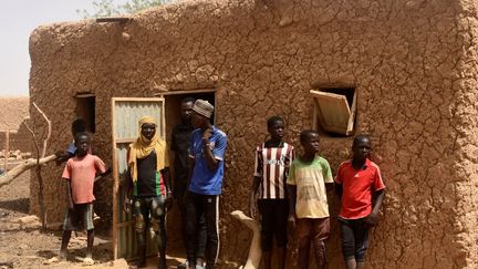 Des jeunes d'un village de la région de Tillabéry assistent à un rassemblement des habitants suite à une attaque terroriste, le 12 mai 2020. (BOUREIMA HAMA / AFP)