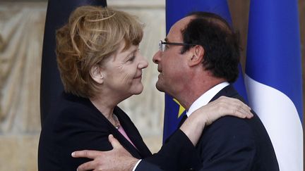 Fran&ccedil;ois Hollande et Angela Merkel, le 8 juillet 2012 &agrave; Reims. (JACKY NAEGELEN / POOL / AFP)