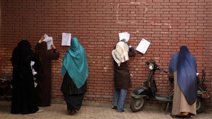 Egyptiennes regardant leur nom sur une liste électorale à l'extérieur d'un bureau de vote au Caire (AFP - PATRICK BAZ)