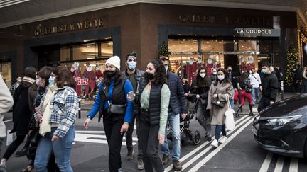 Des passants masqués, à Paris, le 31 décembre 2021. (MAGALI COHEN / HANS LUCAS / AFP)