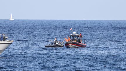 Les bateaux des secours après le crash du Fouga Magister au Lavandou. (LP/OLIVIER LEJEUNE / MAXPPP)