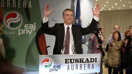 Inigo&nbsp;Urkullu, pr&eacute;sident du PNV (parti des&nbsp;nationalistes conservateurs), f&ecirc;te la victoire de sa formation politique aux &eacute;lections r&eacute;gionales &agrave; Bilbao (Espagne), le 21 octobre 2012. (VINCENT WEST / REUTERS)