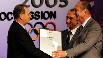 Jacques Chirrac et Bertrand Delanoe présentant la candidature de Paris pour les JO 2012, à Jacques Rogge, en 2005, à Singapour. (AHMAD YUSNI / EPA)