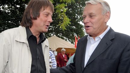 Le secr&eacute;taire g&eacute;n&eacute;ral de la CGT Bernard Thibault discute avec Jean-Marc Ayrault, le 16 septembre 2010, &agrave; l'occasion de la 25e &eacute;dition de la f&ecirc;te des retrait&eacute;s. (FRANK PERRY / AFP)