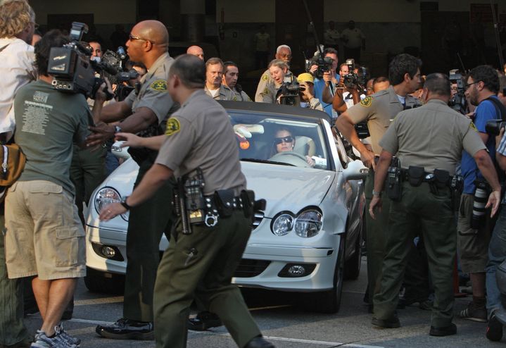 Britney Spears au volant de sa voiture, entourée de paparazzis, à Los Angeles, le 27 octobre 2007. (ROBYN BECK / AFP)