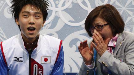 Le patineur japonais Yuzuru Hanyu se f&eacute;licite d'avoir r&eacute;ussi son programme court, dans la zone du "kiss and cry" du palais des glaces Iceberg, le 13 f&eacute;vrier 2014. (LUCY NICHOLSON / REUTERS)