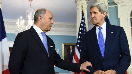 Le ministre des Affaires &eacute;trang&egrave;res, Laurent Fabius, et son homologue am&eacute;ricain, John Kerry, le 13 mai 2014. (JEWEL SAMAD / AFP)