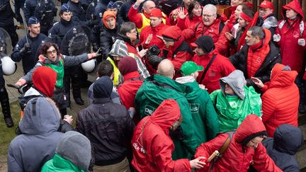 Des employés de la chaîne de supermarchés Delhaize manifestent à Zellik (Belgique), le 14 mars 2023. (BENOIT DOPPAGNE / BELGA)