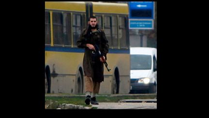 Une photo de l'homme qui a attaqu&eacute; &agrave; la kalachnikov l'ambassade am&eacute;ricaine de Sarajevo (Bosnie-Herz&eacute;govine), le 28 octobre 2011. (DADO RUVIC / REUTERS)