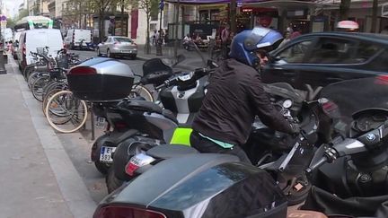 Paris : les deux-roues doivent désormais payer le stationnement