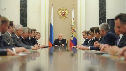 Vladimir Poutine (au centre) avec les membres du nouveau gouvernement russe le 21 mai 2012, &agrave; Moscou (Russie). (ALEXSEY DRUGINYN / RIA NOVOSTI)