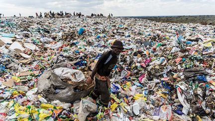 Les déchets plastique polluent les voies d'eau, les zones humides et les égouts qui inondent les villes du pays. Les zones urbaines et rurales luttent sans relâche contre ce fléau.
 (ZINYANGE AUNTONY / AFP)