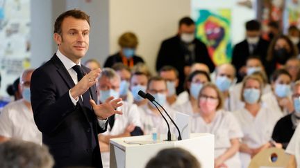 Emmanuel Macron lors de ses vœux aux soignants à l'hôpital d'Evry (Essonne) le 6 janvier 2023. (LUDOVIC MARIN / AFP)