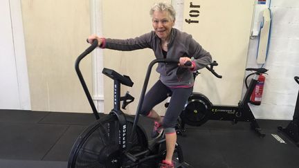 Raymonde, en plein exercice, dans sa salle de sport. (STEPHANIE VINOT / FRANCE 3 AUVERGNE)