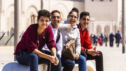 Etudiants marocains devant la mosquée Hassan II, à Casablanca, le 12 avril 2019. (JACQUES PIERRE / HEMIS.FR / HEMIS.FR)