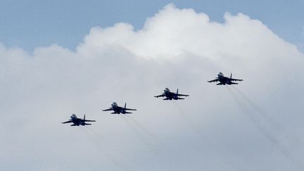 Avions de chasse russes Sukhoï lors d'une cérémonie à Kronstadt, sur l'île de Kotline, près de Saint-Pétersbourg (Russie), le 26 juillet 2018. (ALEXANDER GALPERIN / SPUTNIK)