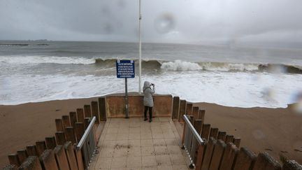 Une&nbsp;tempête sur le bord de mer à Saint-Raphaël (Var), le 12 avril 2018. (MAXPPP)