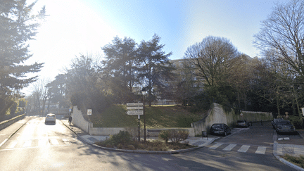 Corner of rue Armengaud and rue Traversière, in Saint-Cloud, where there are some large trees threatened by the construction of a station on line 15. (Google Maps screenshot)