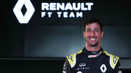 Daniel Ricciardo lors d'une scéance photo sous ses nouvelles couleurs, le 12 février 2019.&nbsp; (DANIEL LEAL-OLIVAS / AFP)