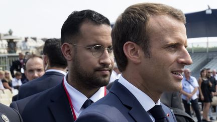 Emmanuel Macron accompagné d'Alexandre Benalla, lors du défilé militaire du 14-Juillet 2018 à Paris.&nbsp; (PHILIPPE WOJAZER / AFP)