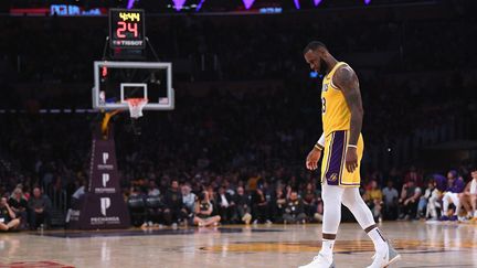 LeBron James tête basse... (HARRY HOW / GETTY IMAGES NORTH AMERICA)