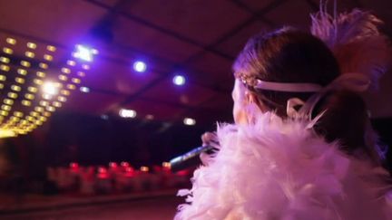 À Salbris, dans le Loir-et-Cher, une troupe de comédiens cascadeurs propose un dîner spectacle sur le thème des années folles, inspiré de la célèbre série Peaky Blinders.
 (CAPTURE ECRAN FRANCE 2)