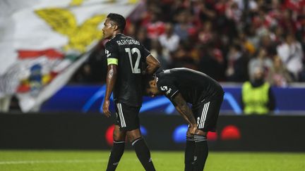 Toute la déception d'Alex Sandro et de Weston McKennie, après l'élimination de la Juventus Turin en Ligue des champions suite à sa défaite (4-3) au Benfica Lisbonne, le 25 octobre 2022 (CARLOS COSTA / AFP)