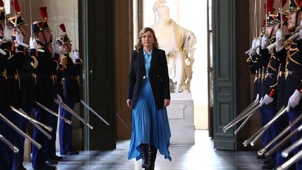 La présidente de l'Assemblée nationale Yaël Braun-Pivet arrive au château de Versailles (Yvelines), où se réunit le Congrès, le 4 mars 2024. (EMMANUEL DUNAND / AFP)