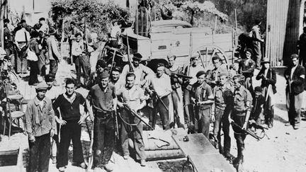 Un groupe de maquisards pose dans la cour d'une ferme en France, en un lieu indéterminé, durant l'été 1944.
 (AFP)