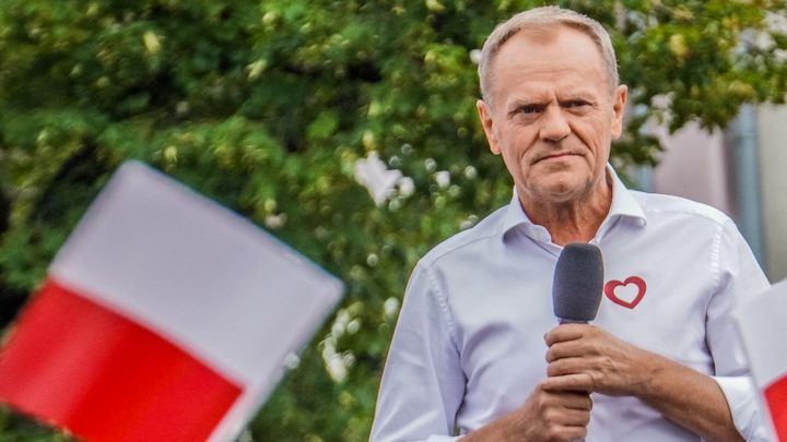 Le leader du parti d'opposition Plateforme civique, Donald Tusk, lors d'un meeting pré-électoral à Sopot (Pologne), le 27 août 2023. (MICHAL FLUDRA / NURPHOTO / AFP)