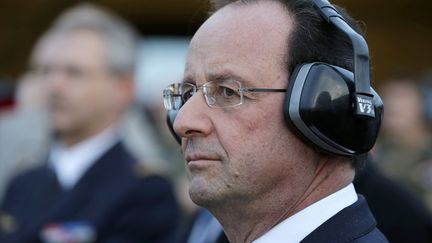 Le pr&eacute;sident fran&ccedil;ais Fran&ccedil;ois Hollande porte un casque pour se prot&eacute;ger du bruit alors qu'il assiste au d&eacute;placement d'un Mirage 2000-5 sur la base militaire de Creil (Oise), le 8 janvier 2013. (PHILIPPE WOJAZER / AFP)