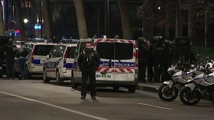 Des policiers déployés dans le 13e arrondissement de Paris, le 2 décembre 2016, en vue d'une intervention dans une agence de voyages. (FRANCE 3)