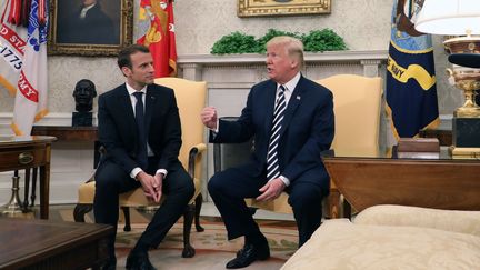 Emmanuel Macron et Donald Trump s'entretiennent dans le bureau ovale de la Maison Blanche à Washington (Etats-Unis), le 24 avril 2018. (LUDOVIC MARIN / AFP)