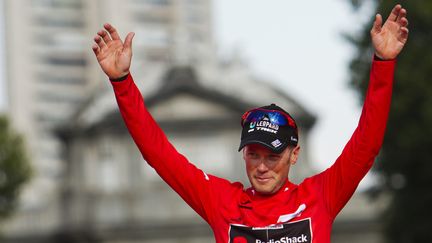 L'Am&eacute;ricain Chris Horner c&eacute;l&egrave;bre sa victoire sur le Tour d'Espagne, le 15 septembre 2013 &agrave; Madrid (Espagne).&nbsp; (JAIME REINA / AFP)