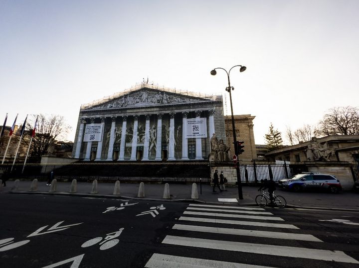 Devant&nbsp;l'Assemblée nationale, à Paris, le 11 janvier 2022. (XOSE BOUZAS / HANS LUCAS / AFP)