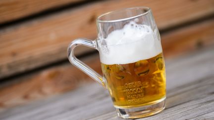 Une (et une seule !) chope&nbsp;de bière&nbsp;peut vous aider à mieux prononcer une langue étrangère, selon une étude publiée le 18 octobre 2017. (JURE MAKOVEC / AFP)