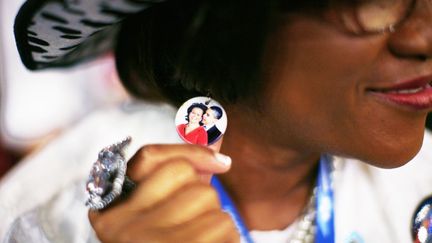 Les femmes sont fi&egrave;res d'exhiber des boucles d'oreilles, souvent faites maison... (ERIC THAYER / REUTERS)