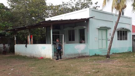 Un policier se tient devant la mosquée de&nbsp;Zamboanga&nbsp;(Philippines), lieu d'une attaque à la grenade le 30 janvier 2019. (STR / AFP)