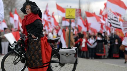 Une Alsacienne en costume r&eacute;gional d&eacute;file dans les rues de Strasbourg contre la r&eacute;forme territoriale, le 13 d&eacute;cembre 2014.&nbsp; (PATRICK HERTZOG / AFP)