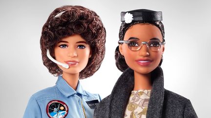 Les poupées Barbie à l'effigie de l'astronaute Sally Ride et de la militante noire&nbsp; américaine Rosa Parks. (MATTEL)